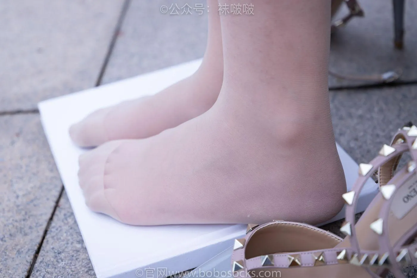 [BoBoSocks袜啵啵]NO.014 思思-华伦天奴高跟鞋、肉丝 [140P]插图2